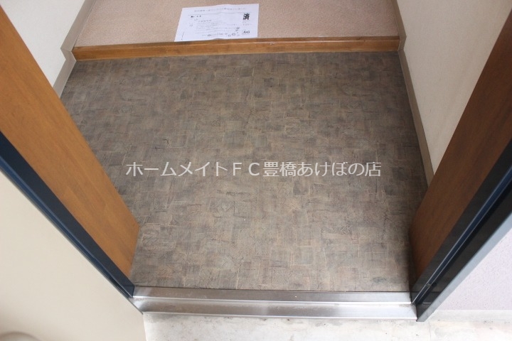 玄関　同型別部屋写真（反転）