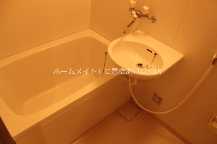 バス・シャワールーム　同型別部屋写真（反転）