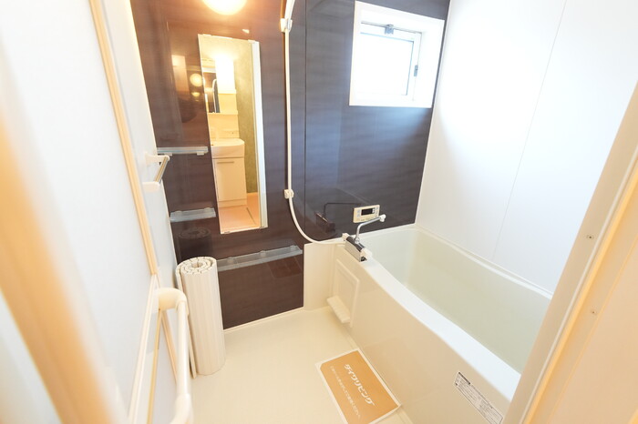 バス・シャワールーム　落ち着いた空間のお風呂です