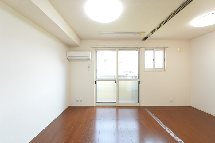 居室・リビング　こちらの居間で趣味の時間をお楽しみください