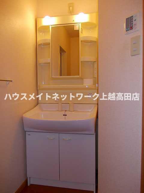 洗面設備　洗髪洗面化粧台（参考同型102号室室内写真）