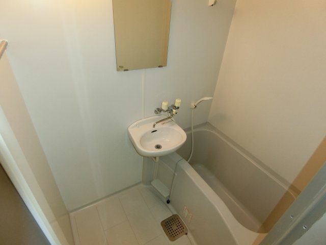 バス・シャワールーム　コンパクトで使いやすいお風呂です