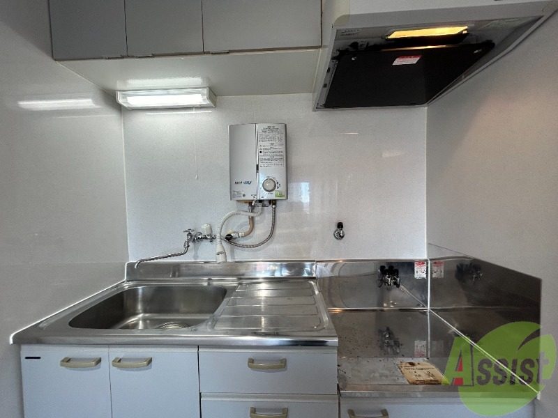 キッチン　こちらはキッチンです。収納がたくさんありますね。