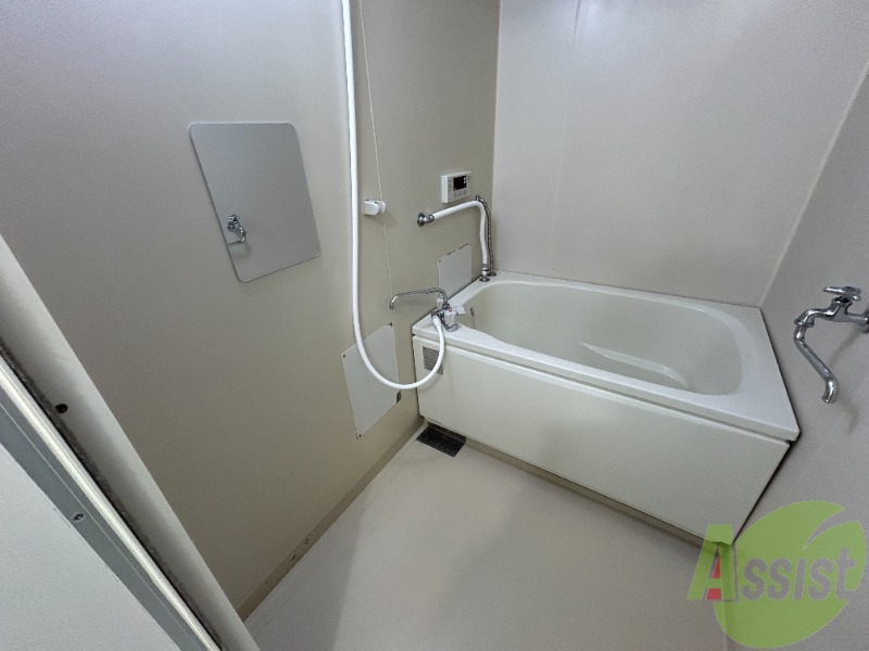 バス・シャワールーム　こちらは浴室です。鏡があり追い焚き機能が付いています。。