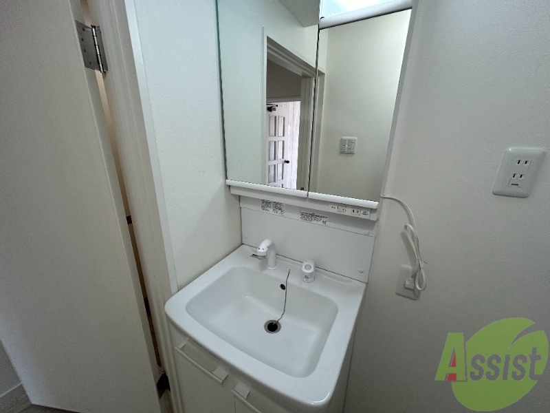 洗面設備　こちらは洗面台です。大きな鏡で収納もあります。