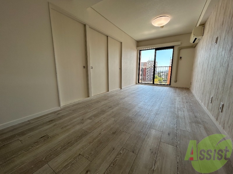 居室・リビング　１０．５帖のリビングは大きな窓のおかげで陽が差し込みます。