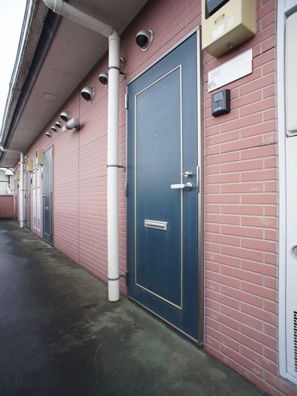 その他設備　しっかりとした玄関扉です。