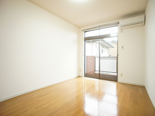 その他部屋・スペース　角部屋に付き西側にも窓があり明るい♪