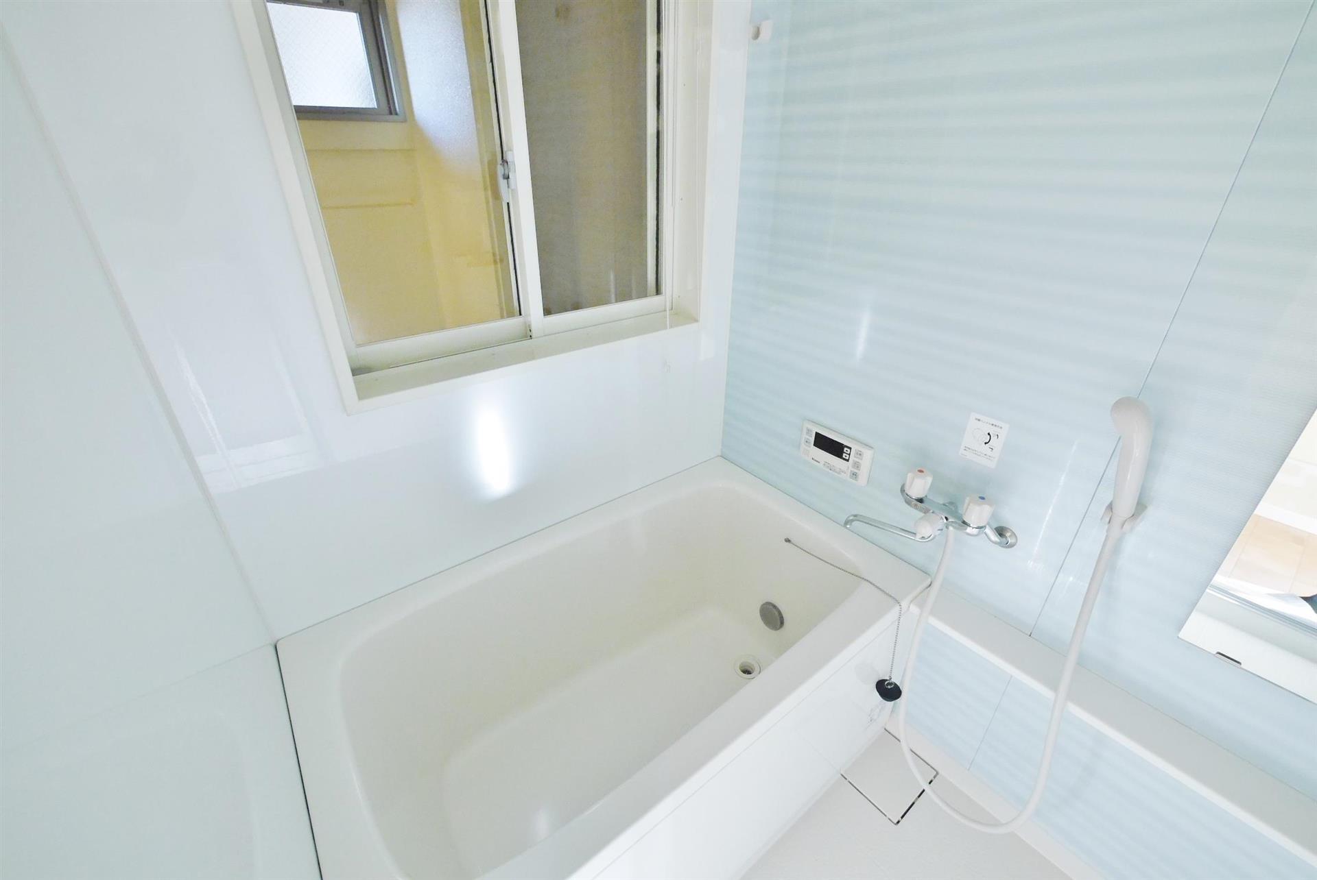 バス・シャワールーム　追炊き機能、窓ありのバス★