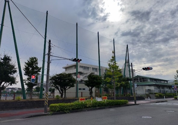 中学校　横浜市立並木中学校（中学校）まで2053m