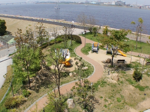 その他共有部分　高層階からの敷地内の広場を見下ろす。