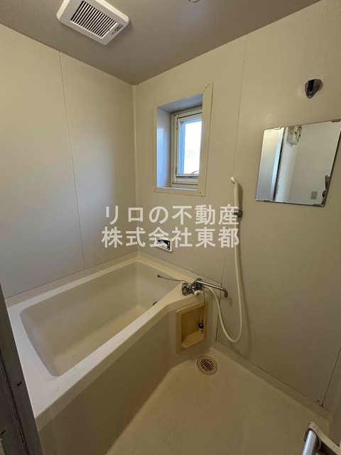 バス・シャワールーム　窓付きのバスルーム♪換気もできて気持ちいいですね♪