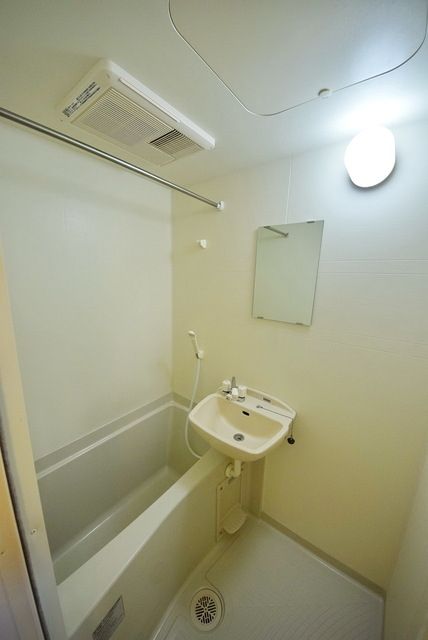 バス・シャワールーム　浴室乾燥機付☆