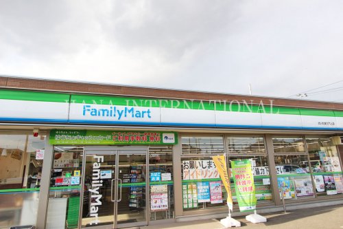 コンビニ　ファミリーマート（コンビニ）まで1764m