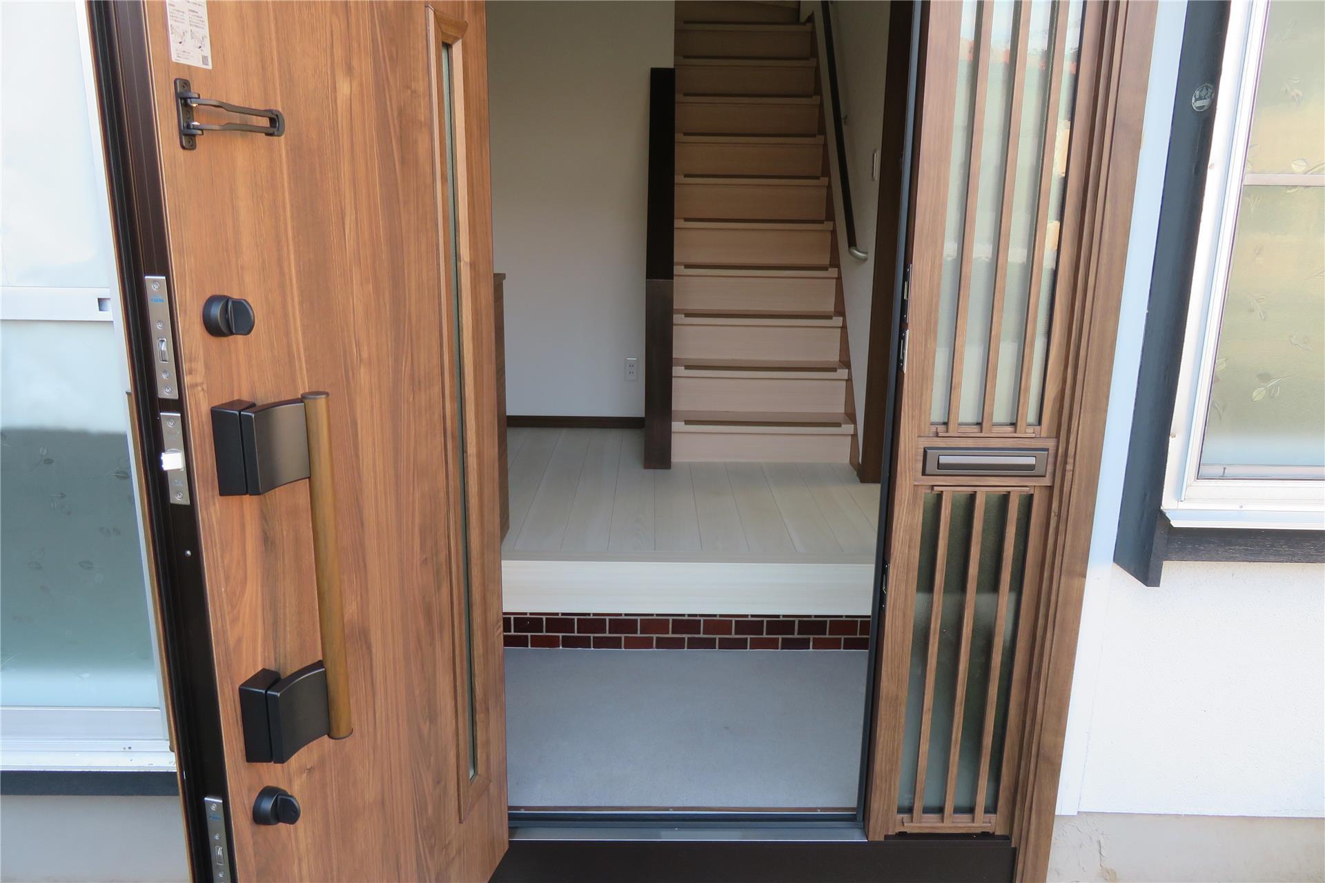 玄関　玄関扉も交換しました。