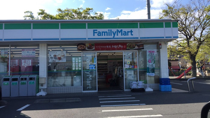 コンビニ　ファミリーマート（コンビニ）まで140m