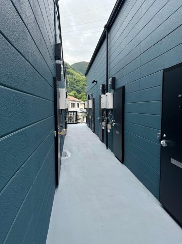 その他共有部分　外壁リノベーション済みの明るい廊下です