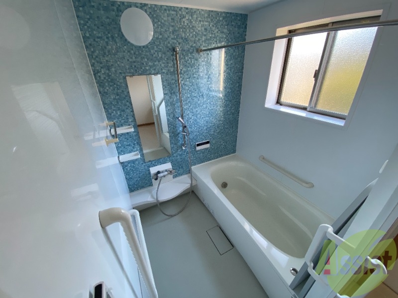 バス・シャワールーム　浴室は広めなのでゆったり落ち着けそうですね。