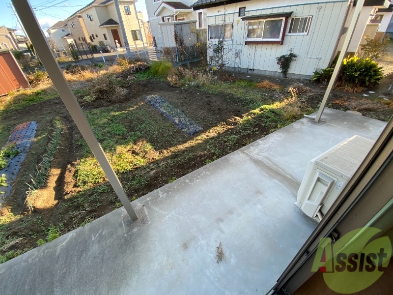 バルコニー　テラスは洗濯物がはかどりそうな広さがありますよ。