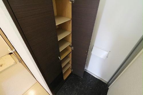 玄関　大型シューズボックス完備により女性でも収納が安心