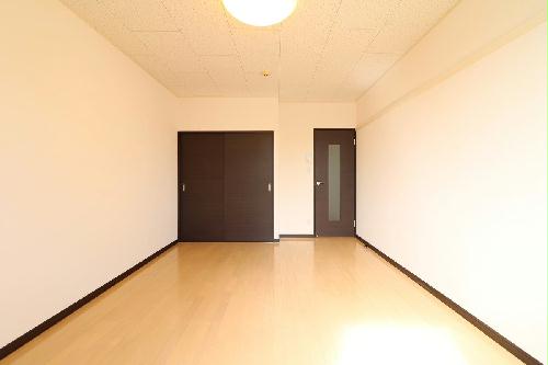 居室・リビング　１Ｆはフローリング仕様・２Ｆは絨毯仕様になります。