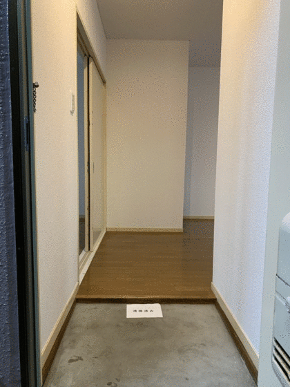 STビルの玄関写真