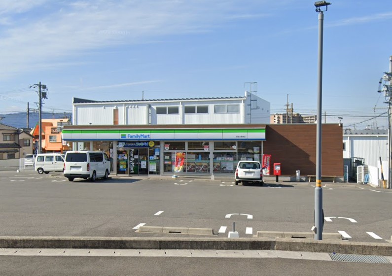 コンビニ　ファミリーマート 尾張大橋東店（コンビニ）まで302m