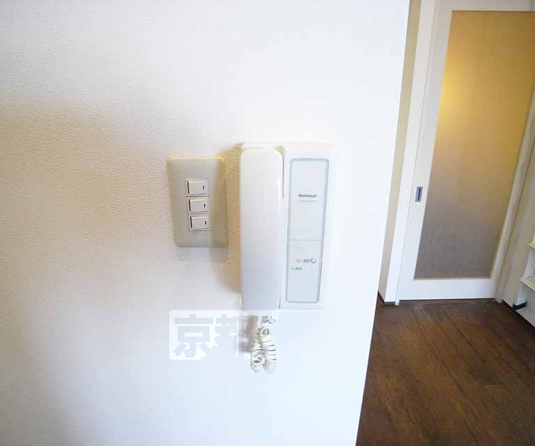 セキュリティ　３０２号室ロフト付き部屋写真です。注）インターホンです。