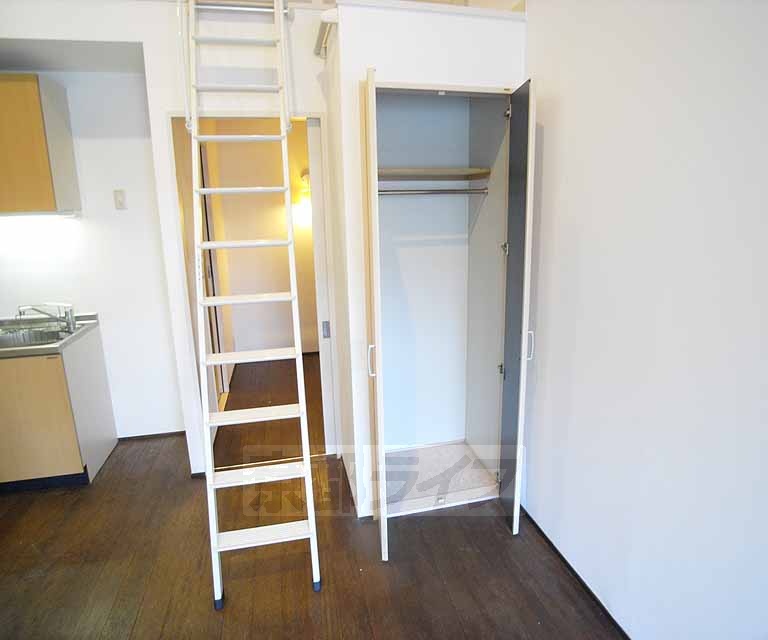 収納　３０２号室ロフト付き部屋写真です。