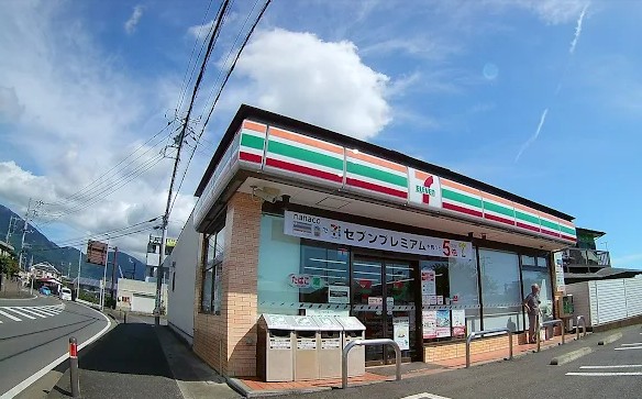 コンビニ　セブンイレブン 秦野堀山下店（コンビニ）まで332m