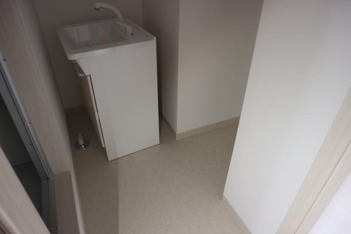 洗面設備　洗面台設置中の写真です。