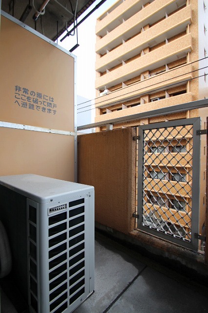 バルコニー　同物件、別号室のものです