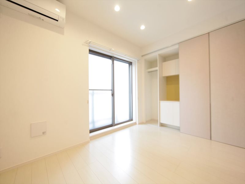 バルコニー　洋室6.0帖　エアコン完備　バルコニーに面しています