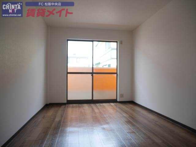 居室・リビング　同物件別室の写真です