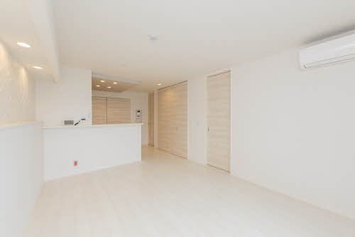 居室・リビング　人気の対面式キッチンです。落ち着ける空間となっております。