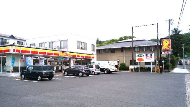 コンビニ　デイリーヤマザキ　岡山東山店（コンビニ）まで689m