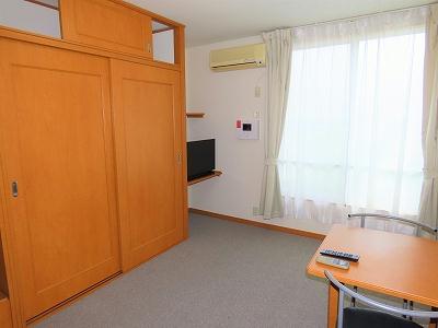 居室・リビング　カーテンやテーブル、テレビも備え付けです