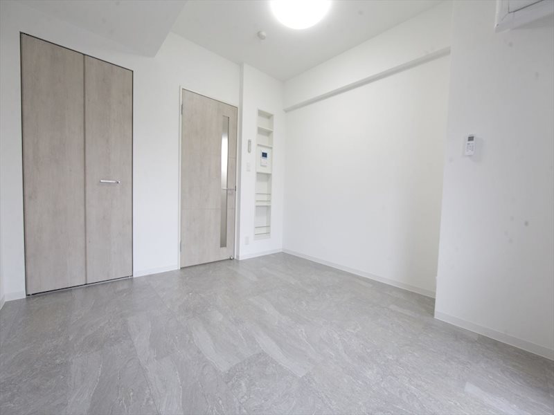 居室・リビング　洋室7.0帖　エアコン付　収納充実　バルコニーに面しています