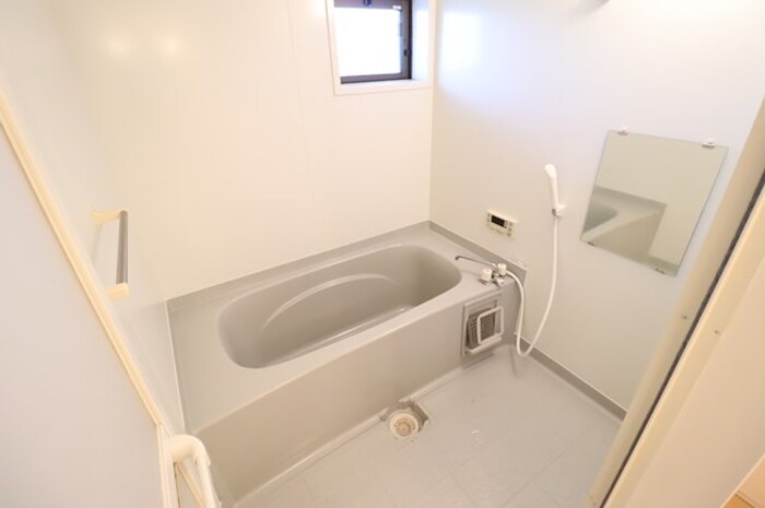 バス・シャワールーム　追い焚き給湯式浴室（小窓付）