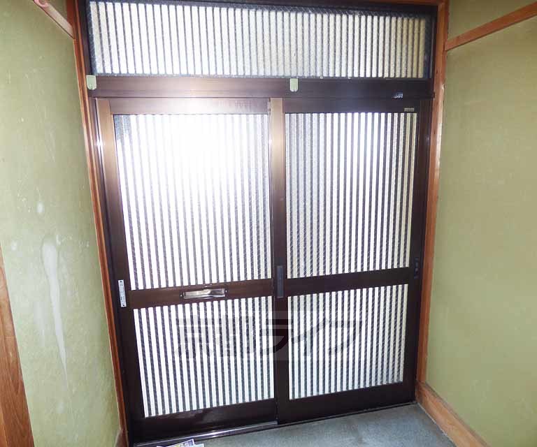 その他設備　大きな玄関のドアです。