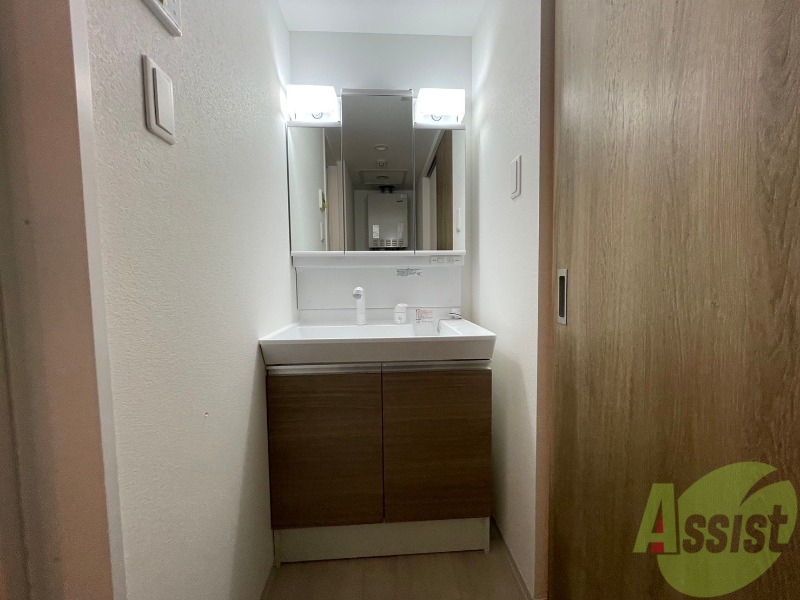 洗面設備　大きくて使いやすそうな独立洗面台になっています。