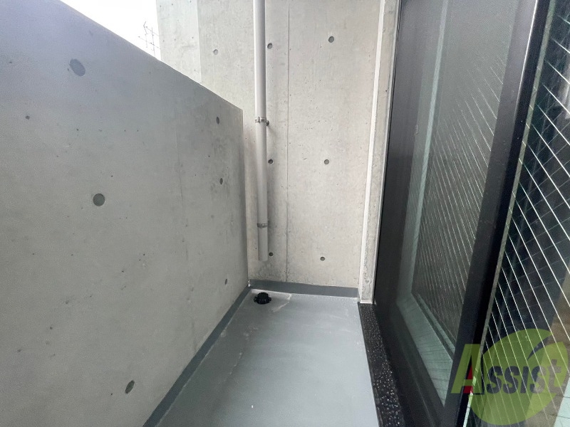 バルコニー　バルコニーは幅があり、広い印象を受けました。