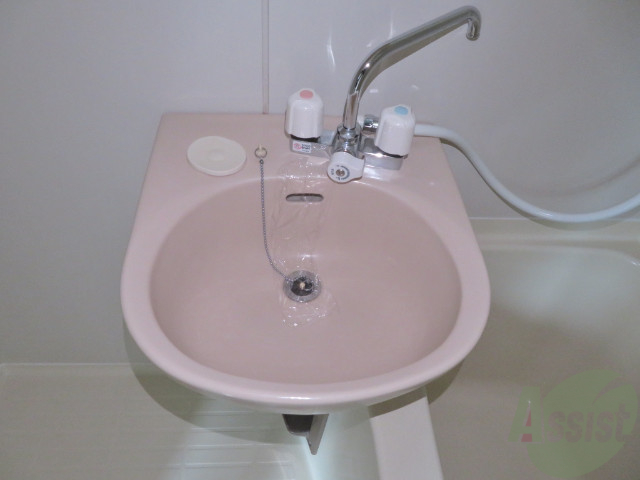 洗面設備　かわいいボウル型の洗面台です。色もピンクと可愛いです。