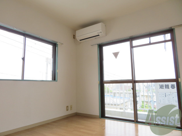 居室・リビング　陽の光が差し込む明るいお部屋は気持がいいですね～