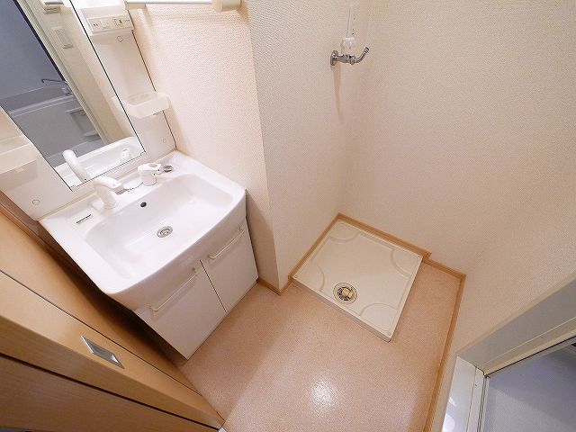 洗面設備　明るい洗面所です