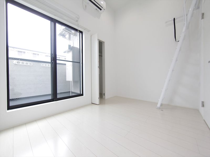 居室・リビング　洋室6.1帖　エアコン完備　バルコニーに面しています