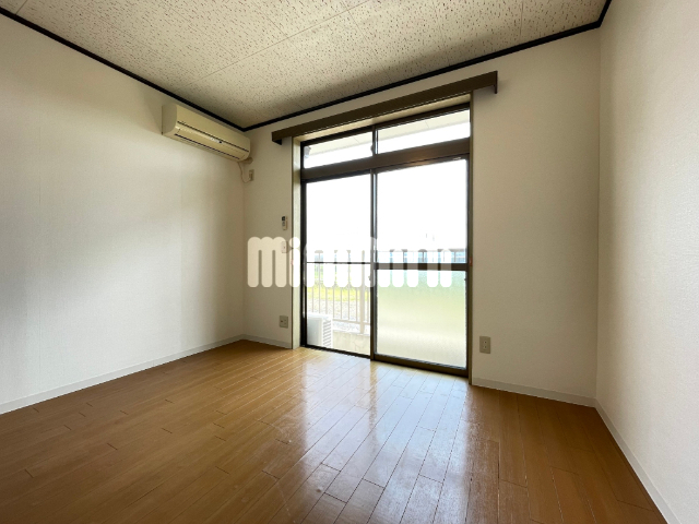 居室・リビング　※別号室の写真です。