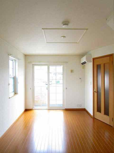 居室・リビング　エアコン付で明るい室内です。