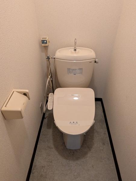 トイレ　温水洗浄便座付き！