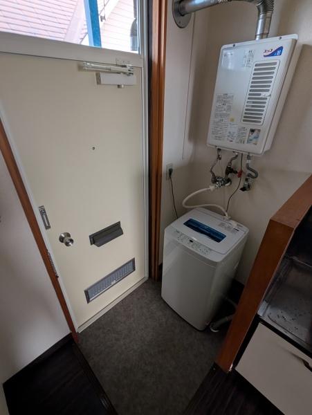 玄関　洗濯機置き場を配置することで室内が広々♪